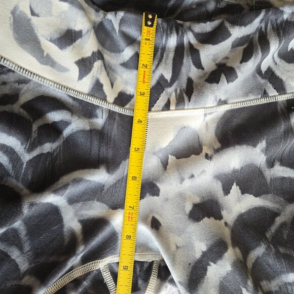 Lululemon Women's Gray Patterned Crop Leggings Size 12 Preowned EUC - Picture 6 of 6
